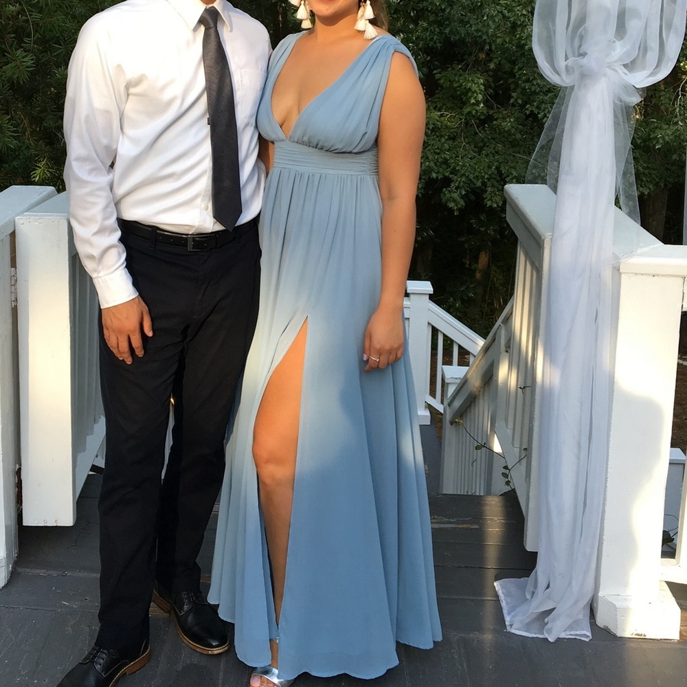 Beautiful Lulu’s maxi dress in dusty blue. Very romantic and flattering! Size M.